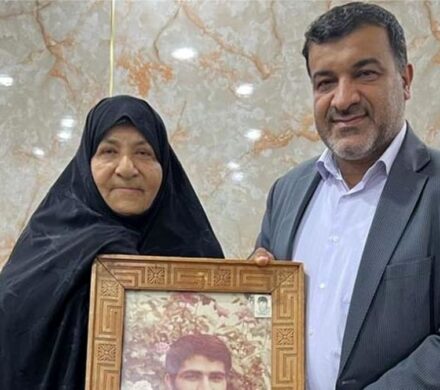 دیدار مهندس محمدی مدیرعامل شرکت فولاد اکسین خوزستان با مادر شهدای فرجوانی