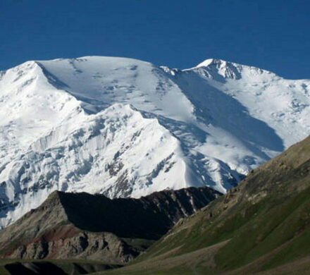 صعود کوهنوردان خوزستانی به قله لنین قرقیزستان