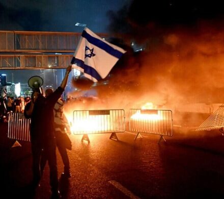 ده‌ها هزار معترض اسرائیلی برای بیست و هفتمین هفته پیاپی علیه نتانیاهو شعار دادند