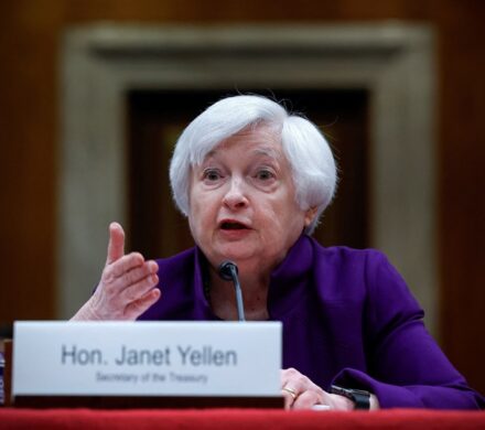 اذعان وزیر خزانه داری آمریکا/ تحریم های ایران هژمونی دلار را به خطر انداخته است