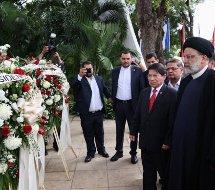 اهدای تاج گل توسط رئیسی در بنای یادبود رهبران انقلاب نیکاراگوئه