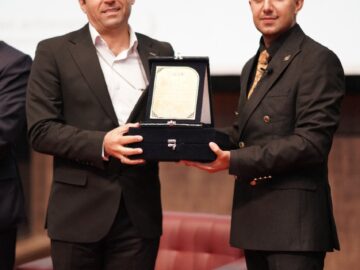 دکتر حسین چناری در سمینار سفر قهرمانی برند موفق به دریافت لوح اولین و برترین کارآفرین آموزشی گردید
