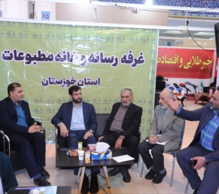 مدیر کل فرهنگ و ارشاد خوزستان از غرفه خانه مطبوعات استان خوزستان در نمایشگاه رسانه های ایران بازدید کرد