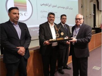 تندیس و لوح زرین سمپوزیوم ملی مدیران موفق به مدیرعامل شرکت فولاد خوزستان اعطا شد